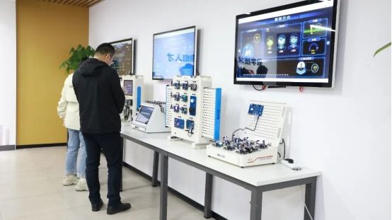产教协同启新程 武汉商贸职业学院与唯众智创共谋AI心理健康教育新发展